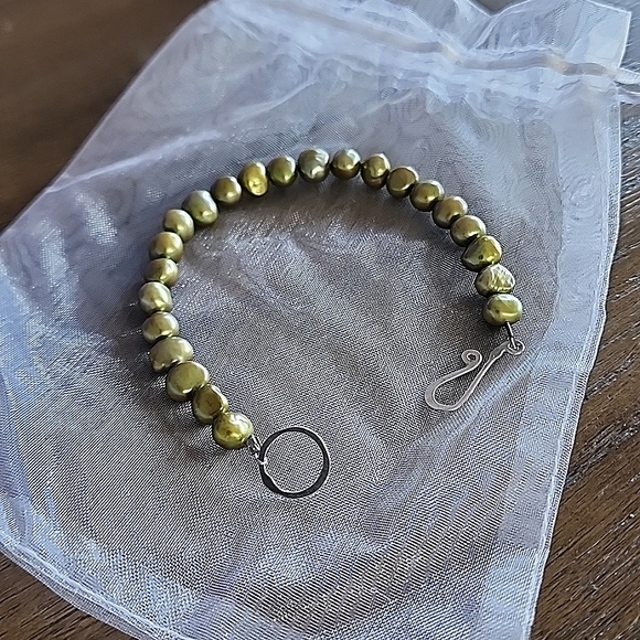 Olive green freshwater pearl toggle bracelet - Picture 2 of 4